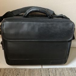 Targus Black Laptop Bag Lots Of Pocket For Storage And More