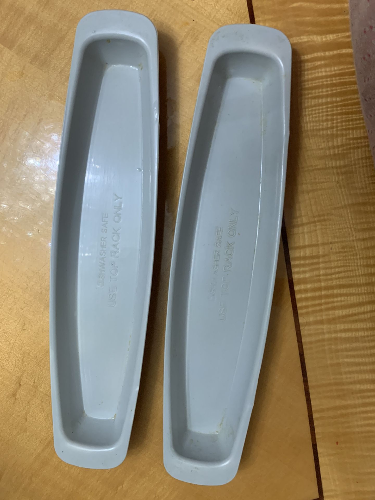 2 Plastic Dish Trays