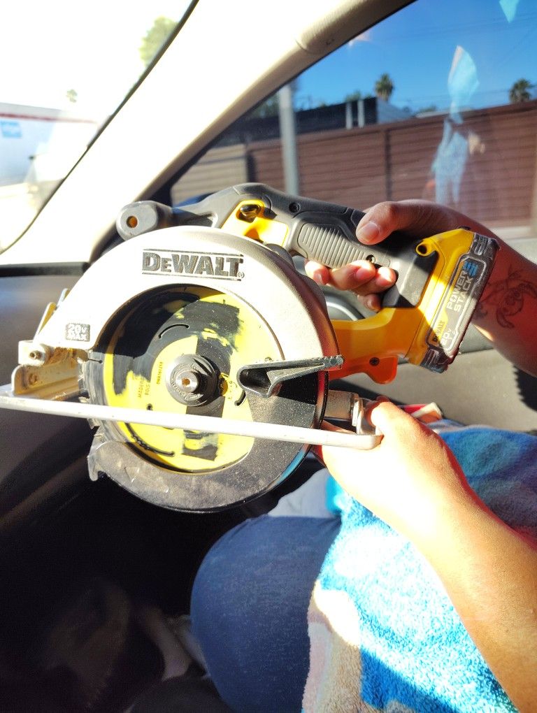 DeWalt 20 Volt MAX Cordless Circular Saw