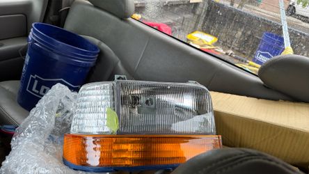 Set a brand new headlights for a 92 Ford F150, bronco and 92 Ford