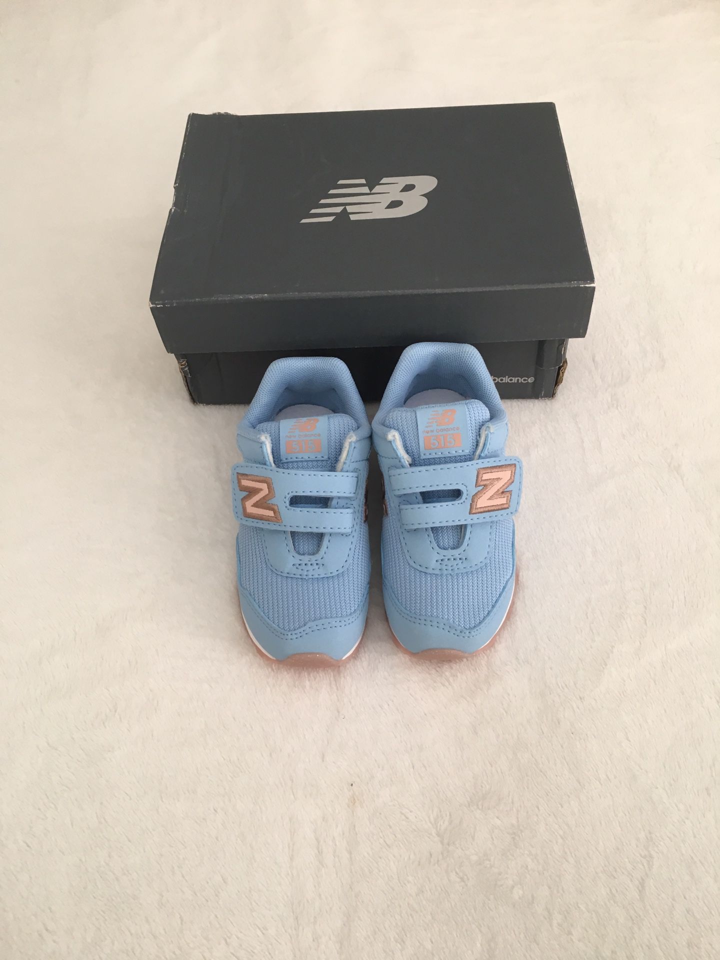 Toddler sneakers in size 7
