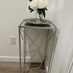 Cute Geometric Mirrored Accent/end Table 