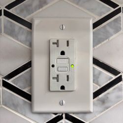 HUBBELL GFCI Receptacle 20A 125VAC 5-20R White. $200.00 si compra 10 unidades