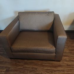 MODERN WIDE CHAIR
