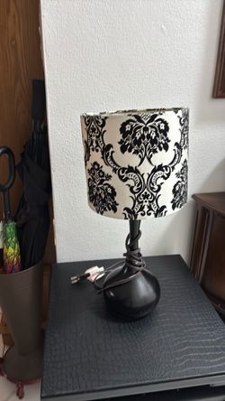 Lámpara de mesa con base metálica y pantalla de damasco blanco y negro
