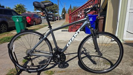 Giant Hybrid Bike Medium Size Frame 
Excellent Condition