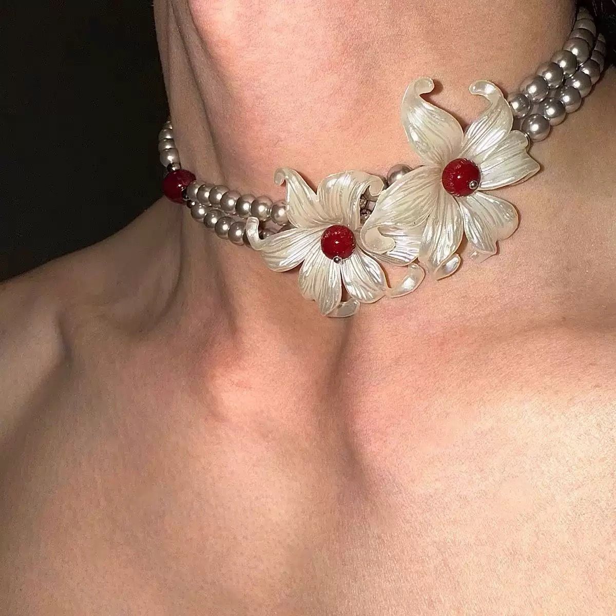 Flower on the neck niche design irise flower silver pearl necklace men's and women's same style choker clavicle chain