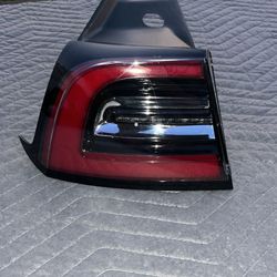 TESLA MODEL Y GENUINE  LEFT (D) TAILLIGHT ASSEMBLY