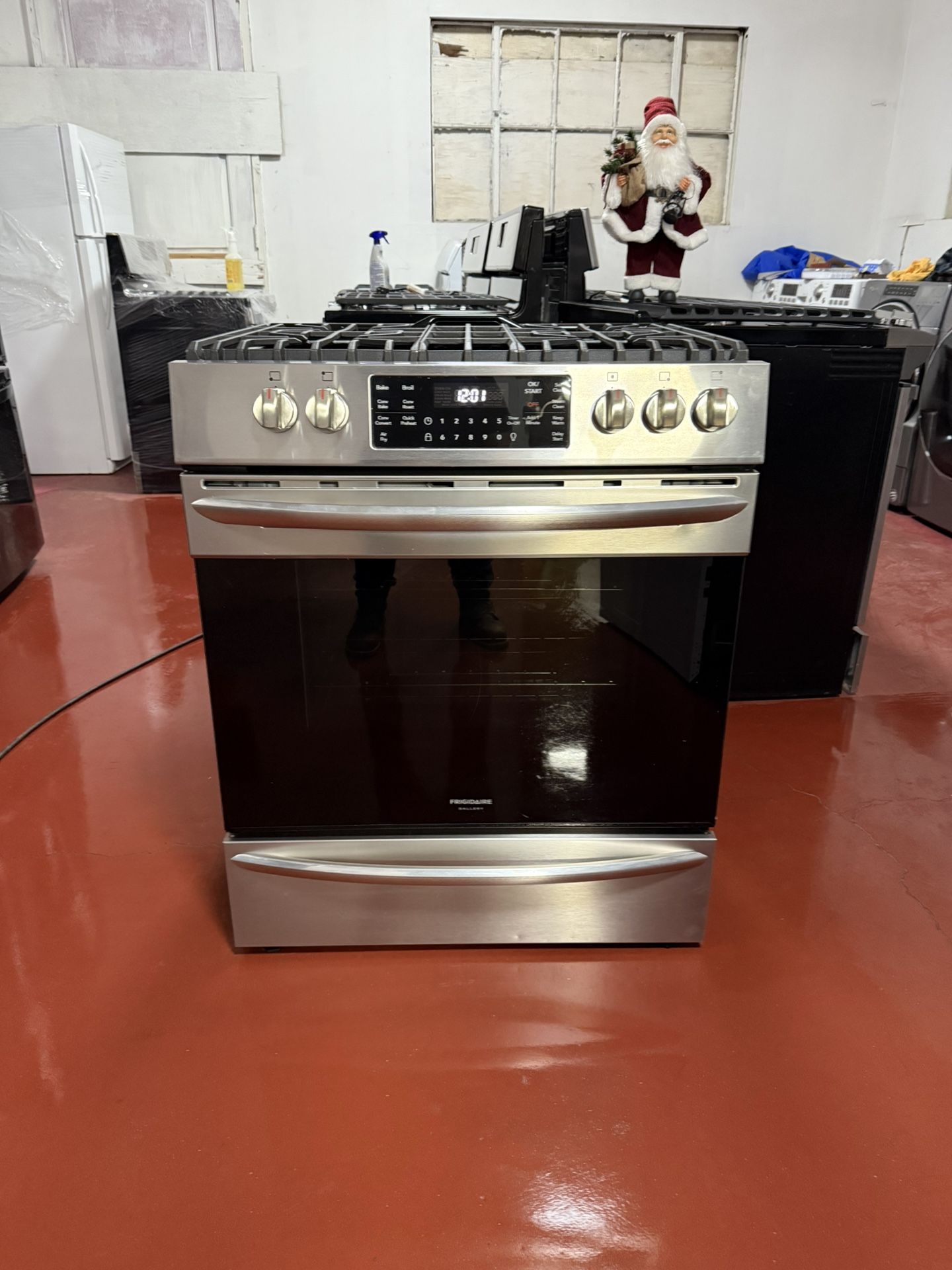 Frigidaire 5-burner gas stove in perfect condition, working perfectly. Delivery and installation included, with a 3-month warranty.