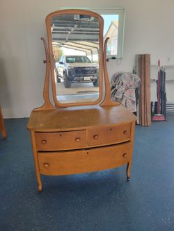 Beautiful Solid Wood vintage 3 Drawer Dresser With Mirror