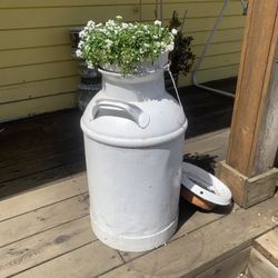 Yard Art Milk Cans Antique 2 / 60$ 