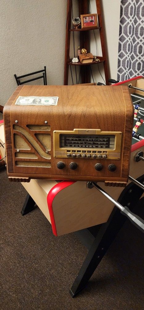 Vintage radio, works perfectly, made in 1940, 80 years old