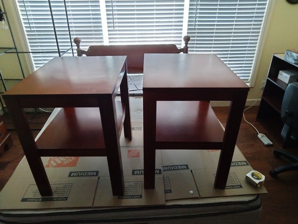 Pair of end tables
22" deep
18" wide
24" tall
shelf at 12"
$25.00 for the pair, cash and carry only