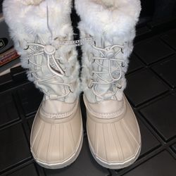 Size 3 Girls Snow Boots Brand New 