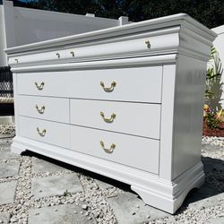 Dresser With 8 Drawers 
