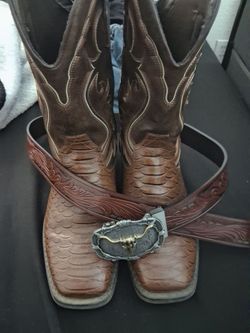 Size 11.t cowboy boots w/ belt n belt buckle