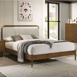 Frame Queen Platform Bed Walnut finish, Mid Centurey Modern style. New Especial price