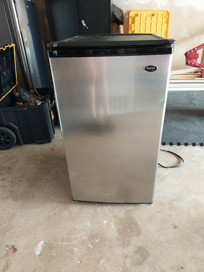 Sanyo Mini Fridge