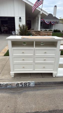 Furniture chest with drawers