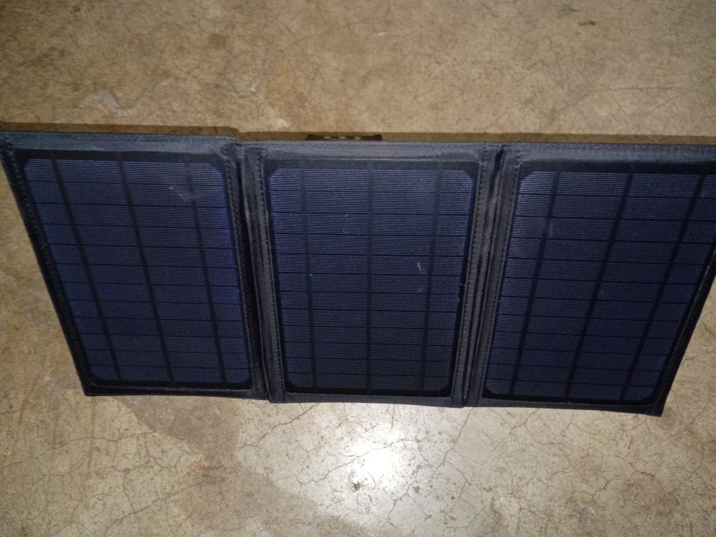 Solar Panels Fold Up With Two USB Ports Off Grid