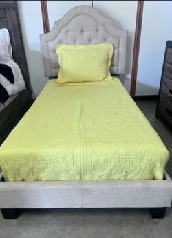 Twin size bed in good condition includes mattress and box spring Hablo Español Y Hago Entrego