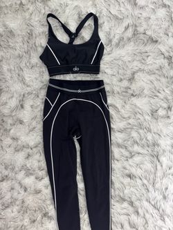 Alo Yoga Sports Bra and Leggings Set