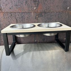 Elevated Bowl Bowl Feeder w/ 2 Stainless Steel Bowls.