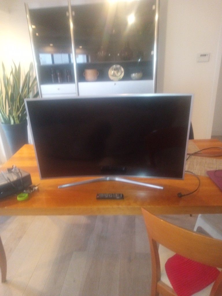 Samsung 43" Smart Curved Tv