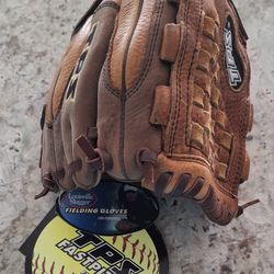 (BB - 17)   LOUISVILLE SLUGGER TPS SOFTBALL GLOVE