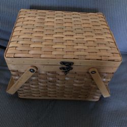 Wicker Picnic Basket With Hinged Lid