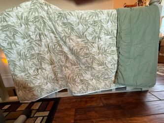 Twin Reversible Comforter - Sage Green Floral Leaf Pattern - Excellent Condition
