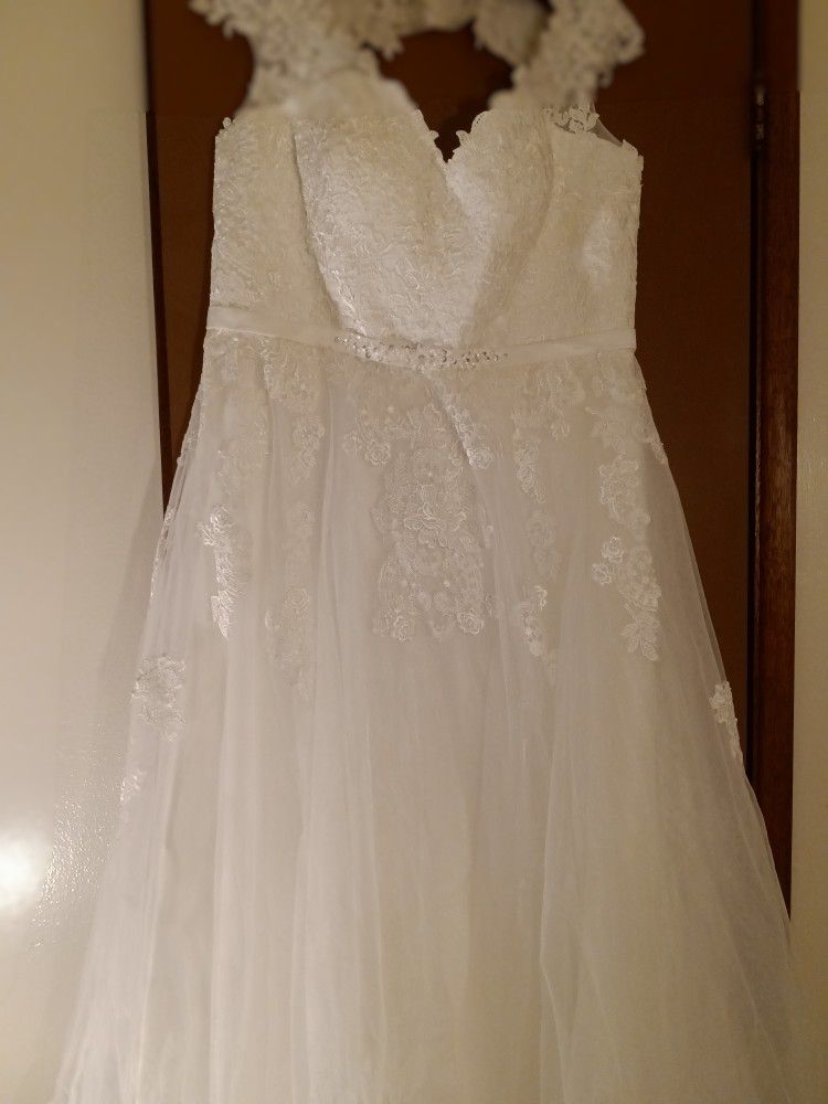Beautiful Wedding Gown, Size 18, Sleeveless