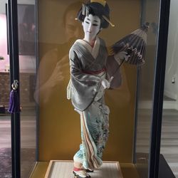 Japanese Geisha Doll In Glass Case