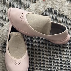 WOMENS LIGHT AND COMFORTABLE SHOES IN A SIZE 8 BY LISSOM FOR ALL DAY WEAR