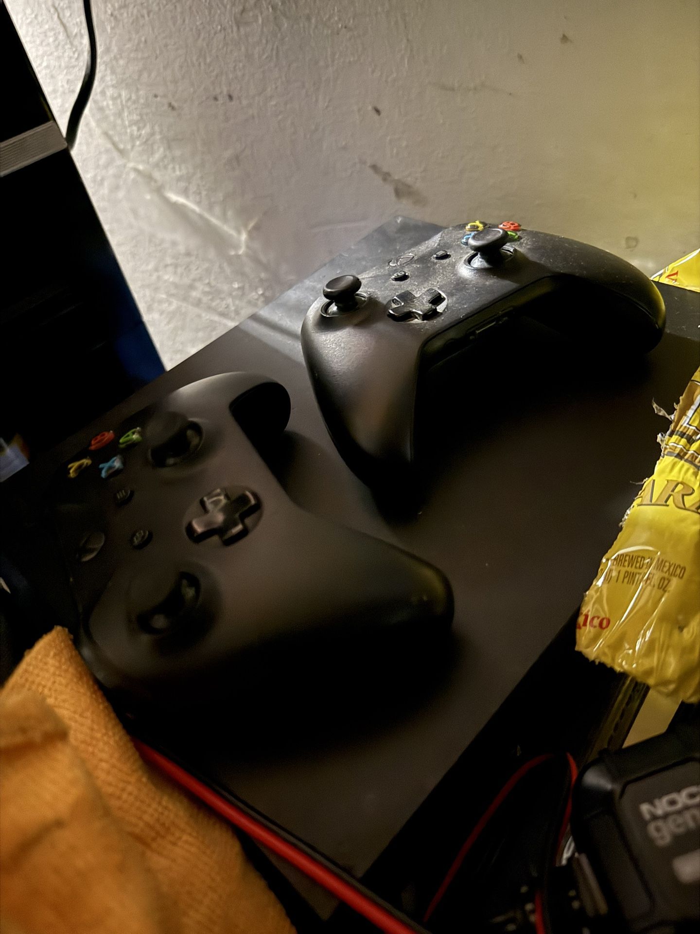 Xbox ONE 3 Controllers 10 Games