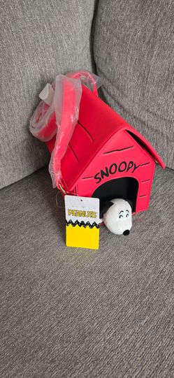Brand New With Tag Peanuts Snoopy Doghouse Crossbody Bag 9" W x 8" H x 5 1/2" D