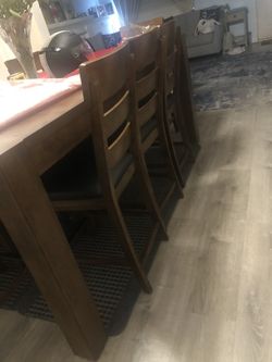 Dining Table & Chairs Great Condition Moving must go