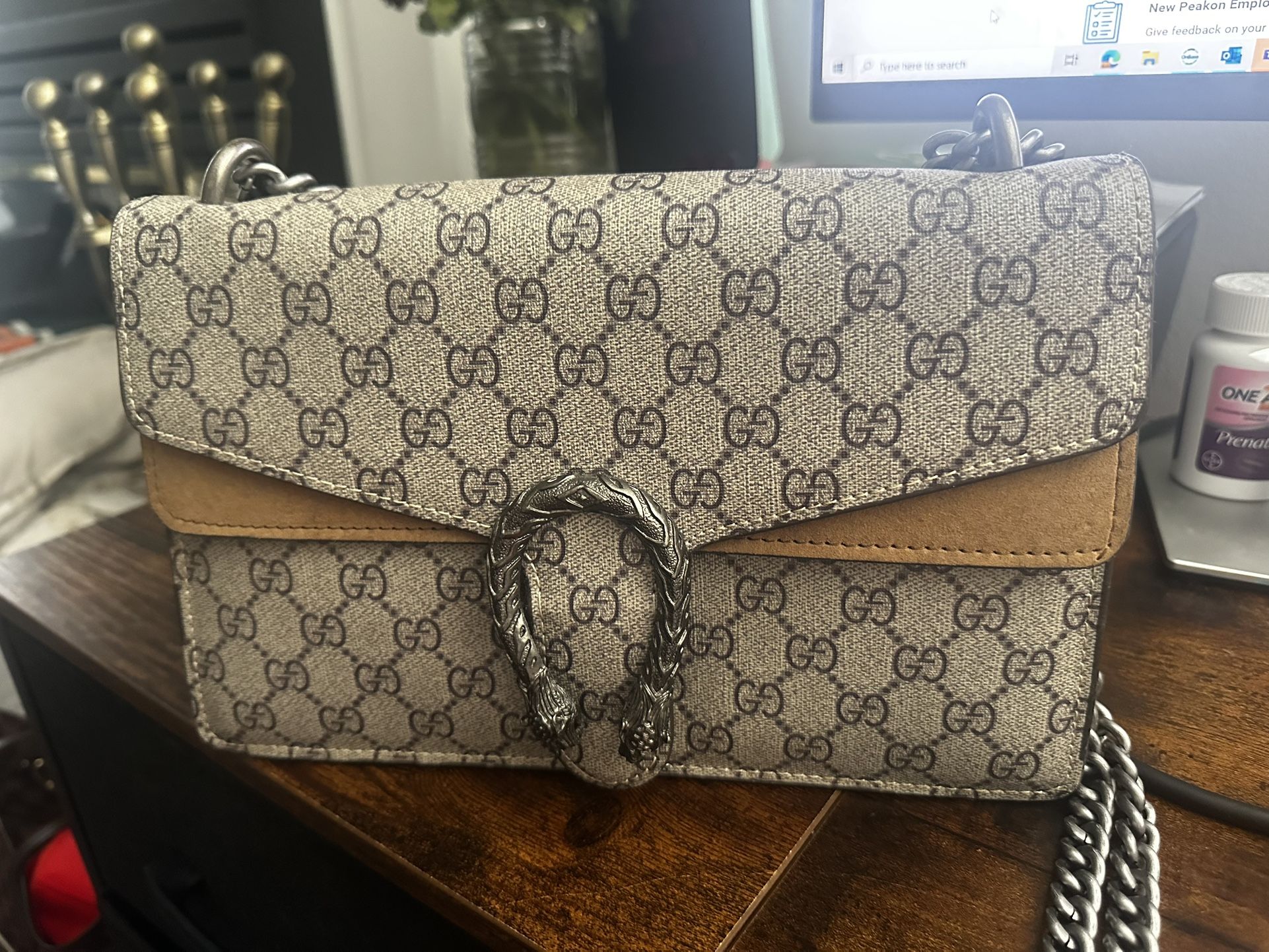 Gucci Dionysus GG Supreme Shoulder Bag