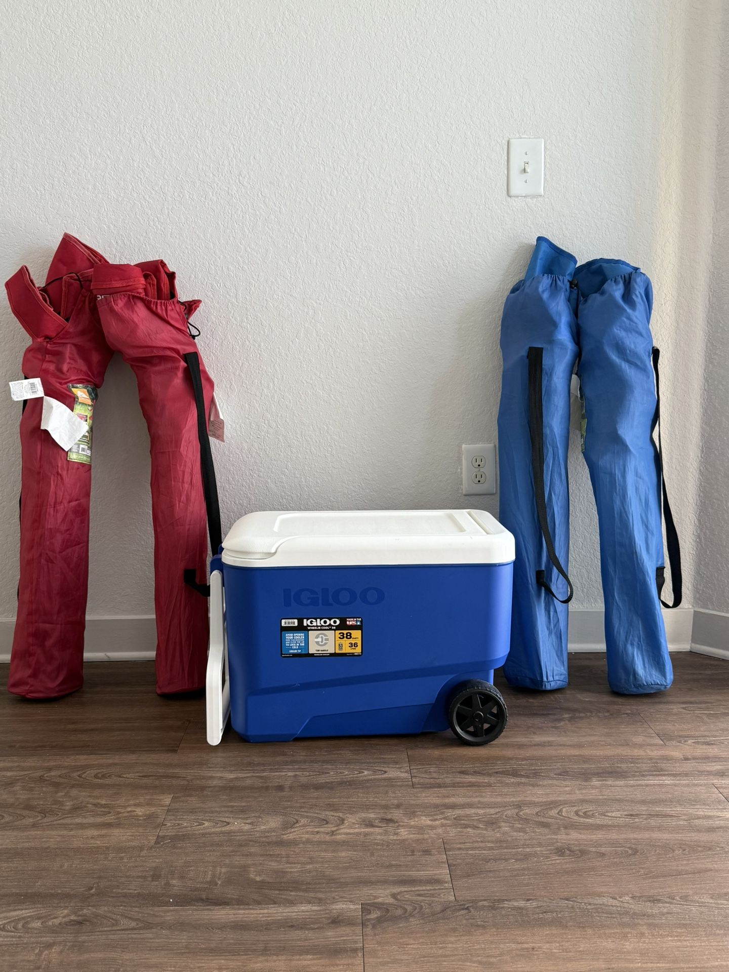 Beach Cooler with Wheels + Beach Chairs – Excellent Condition