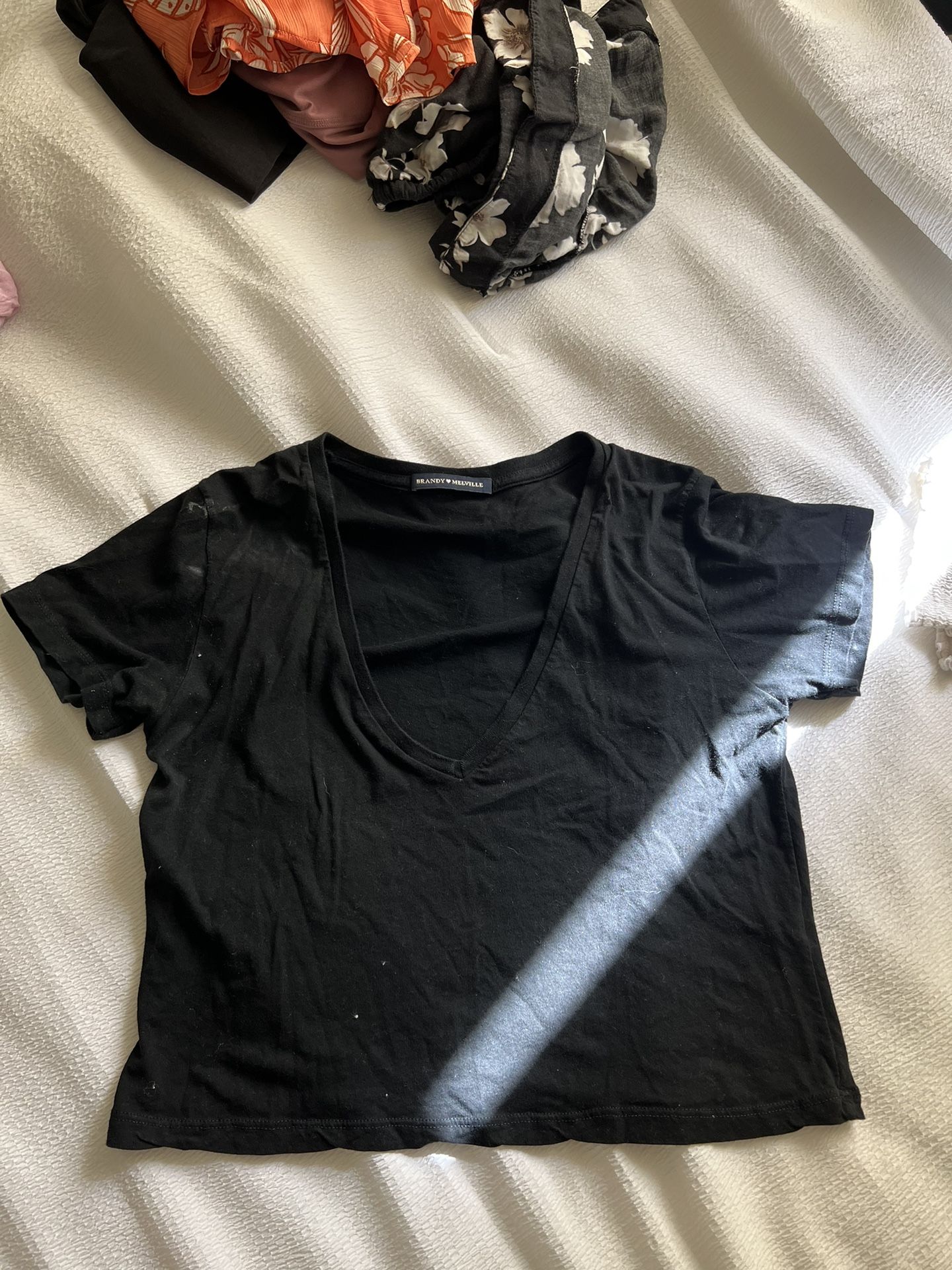 black v neck crop tee