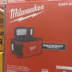 Milwaukee Packout Light/charger