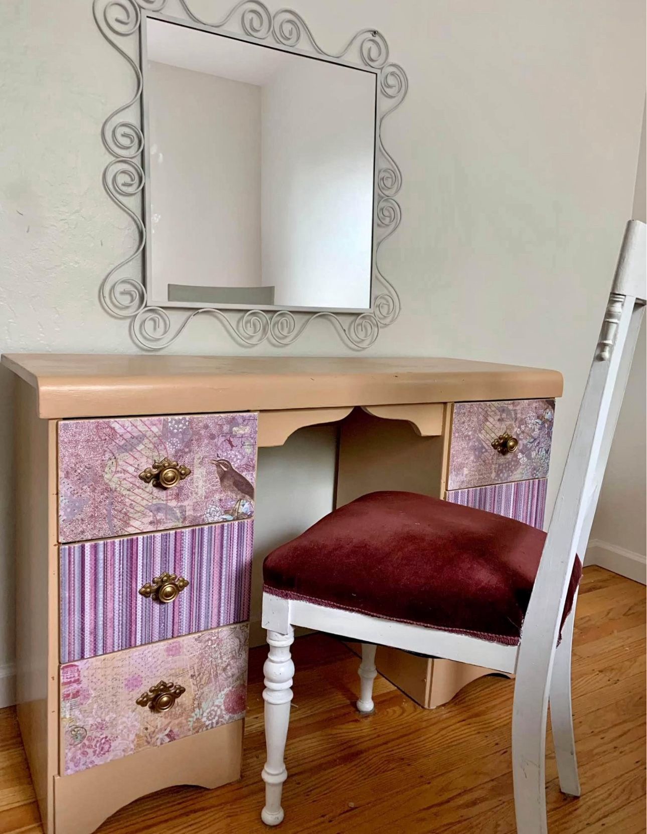 Vintage Vanity With Mirror