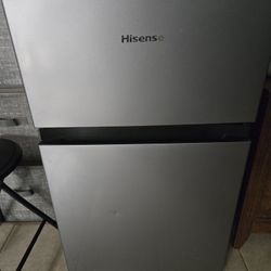 Small Hisense Fridge/Freezer Combo