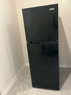 10 Cu Ft Vissani Fridge – Perfect Working Condition!