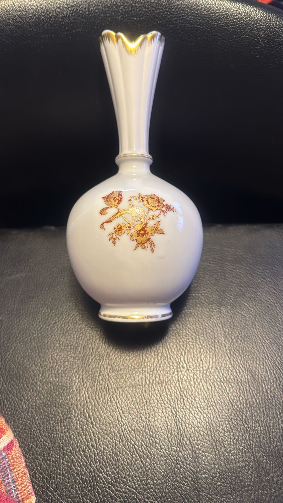 VINTAGE ROYAL KENDALL CHINA WHITE FINE PORCELAIN GOLD ACCENT ROSE TRIM VASE!