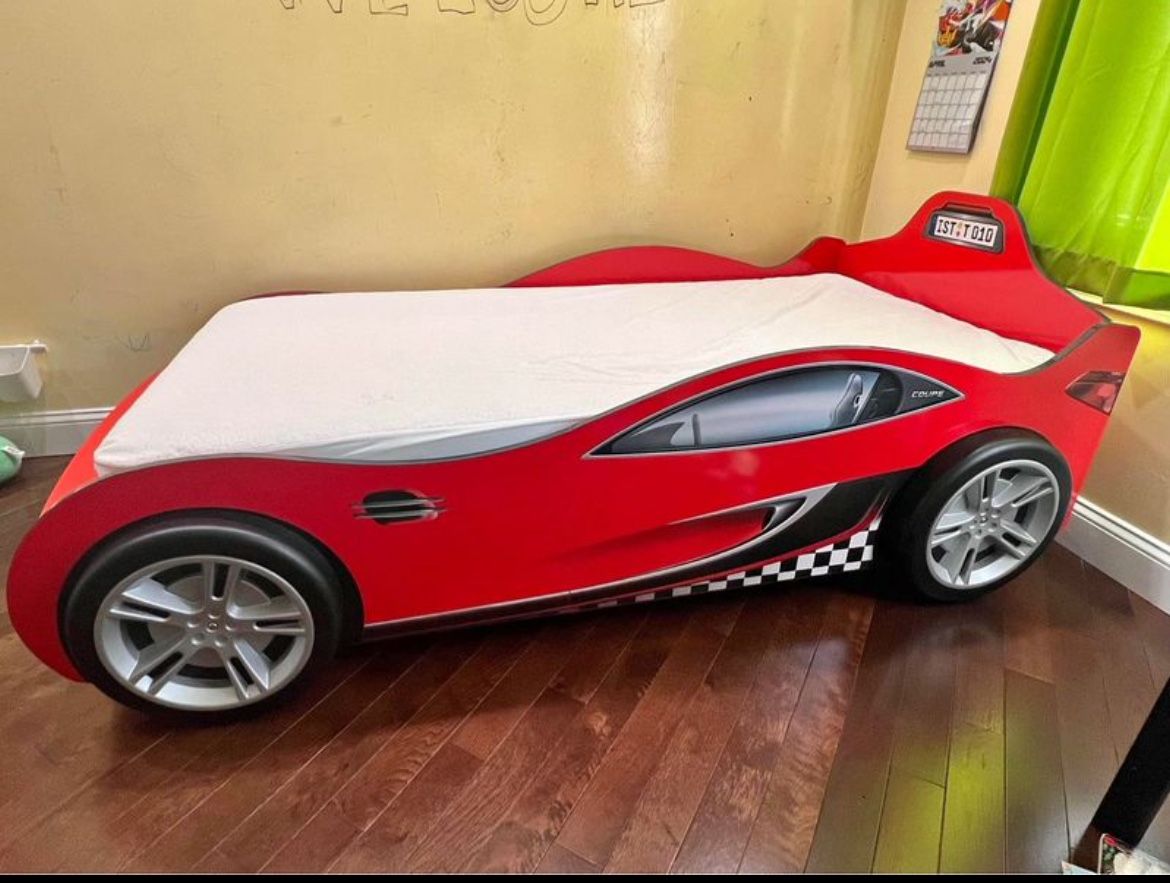 Twin size kid’s car bed(wood)– Red w/ mattress