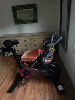 2021 Peloton Bike – Excellent Condition, 21 Inch Screen - Greensboro, NC