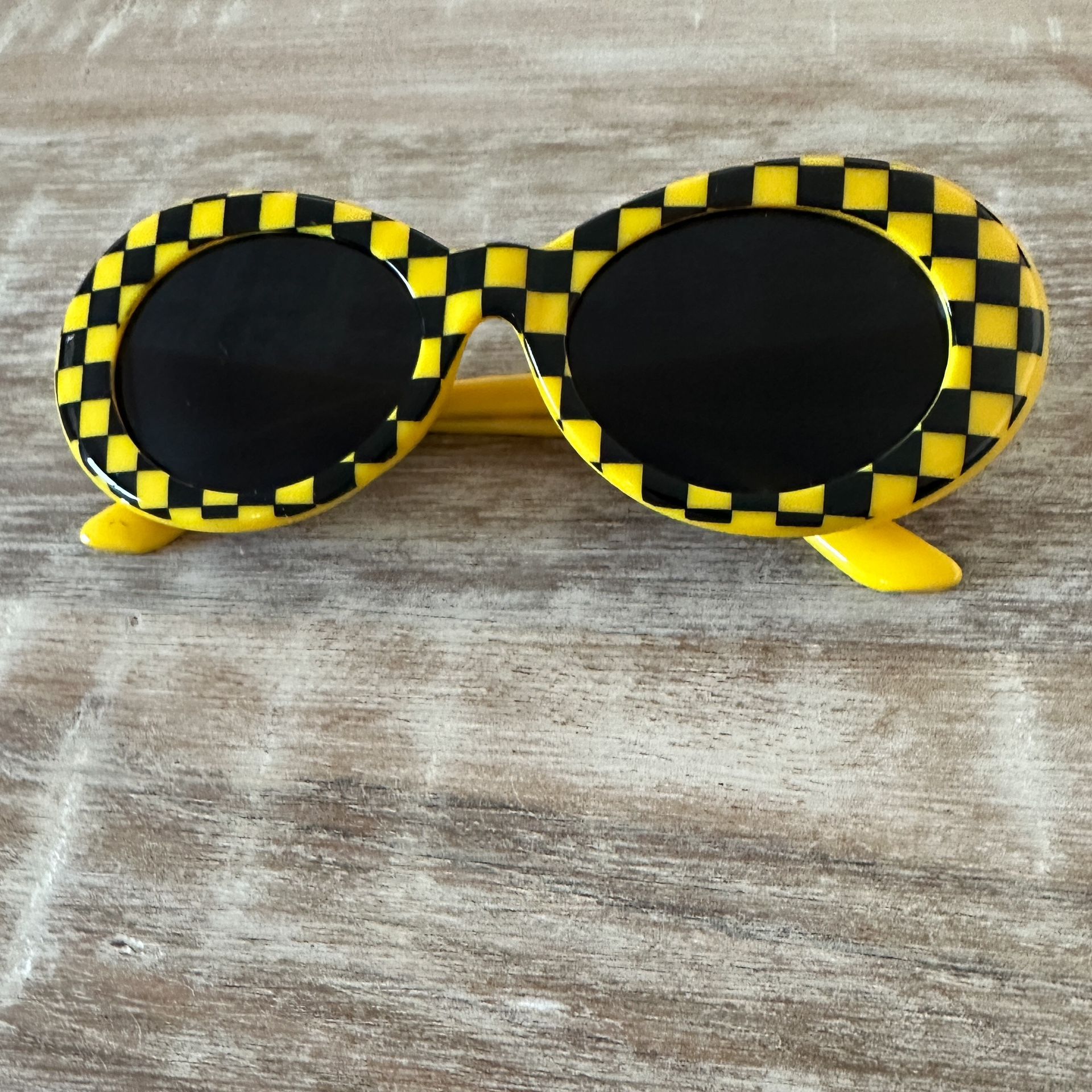 Y2K / 90s Style Sunglasses Checkered Yellow ‘Clout Goggles’