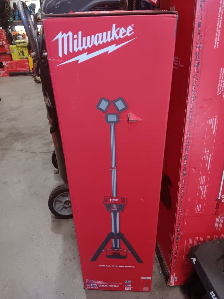 Milwaukee
M18 18-Volt Lithium-Ion Cordless 6,000 Lumens Rocket Dual Power Tower Light with Charger (Tool-Only)