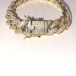 Men's Miami Cuban Link Bracelet luxurious ICED out 14k Gold finish 16 mm Cuban Bracelet.